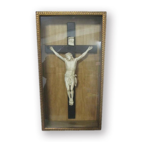 Cristo tallado en marfil